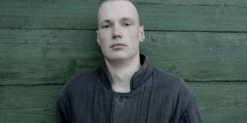 за решеткой