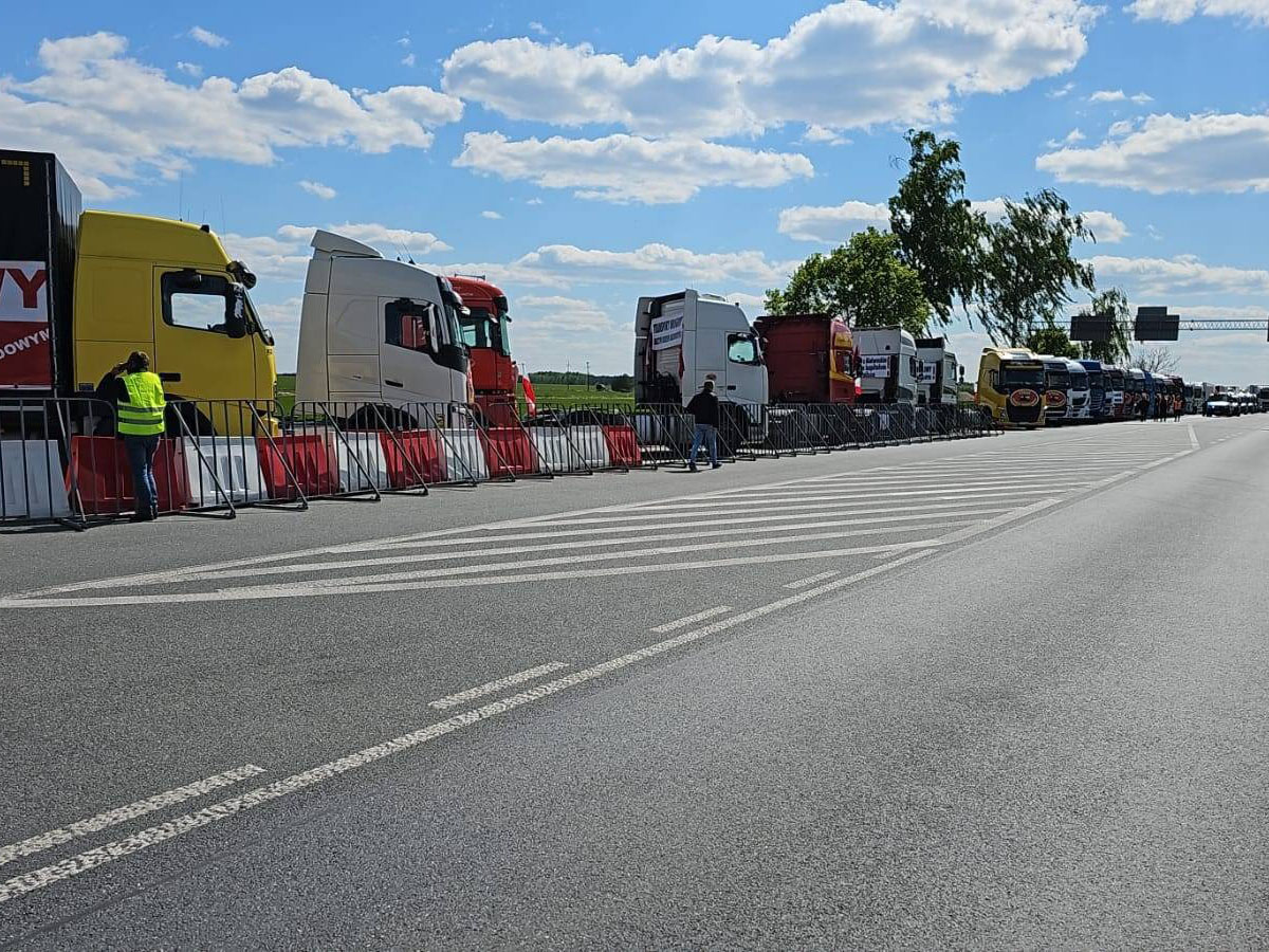 польские перевозчики заблокировали границу с беларусью
