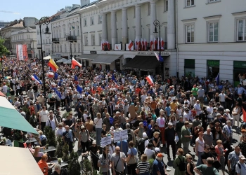 поляки вышли на протест в варшаве