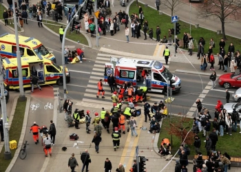 автомобиль влетел в толпу