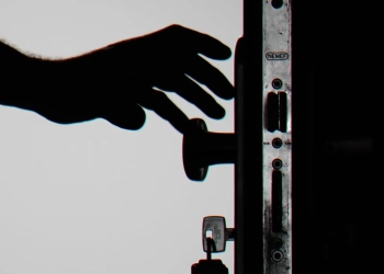 угрожает родным в Беларуси