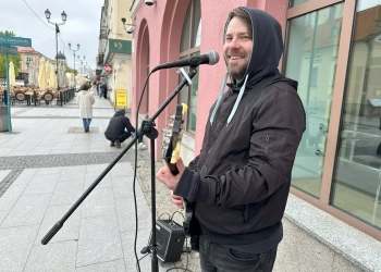 уличный музыкант в Польше