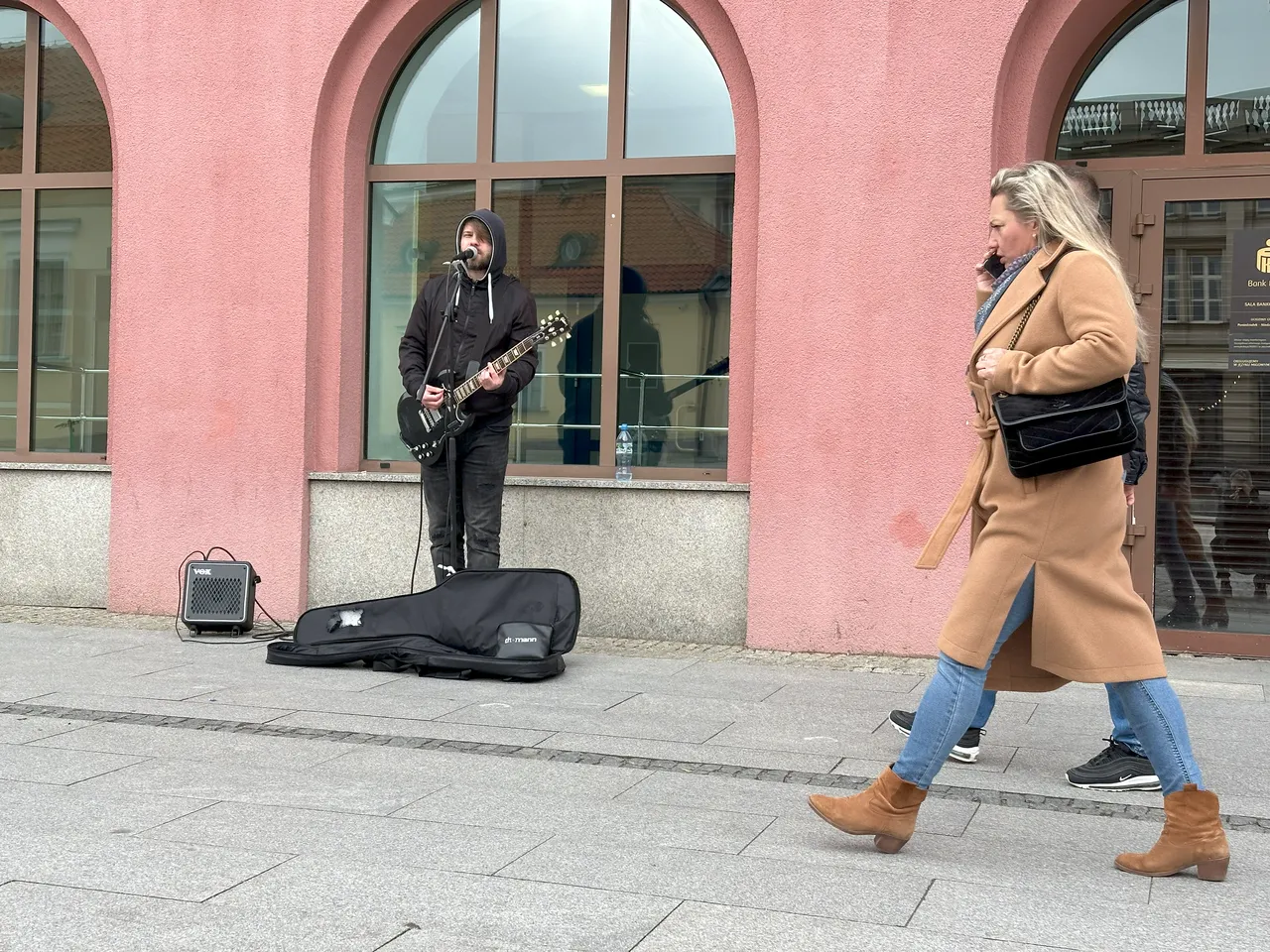 уличный музыкант в Польше