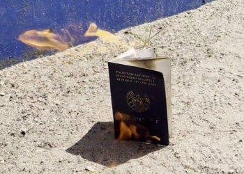 Беларус сжёг свой паспорт