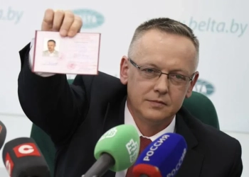что Томаш Шмидт передал Беларуси