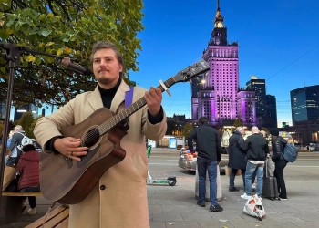 выступает в Варшаве