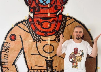 почему по Варшаве расклеены водолазы