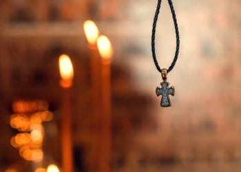 металист поёт в церковном хоре