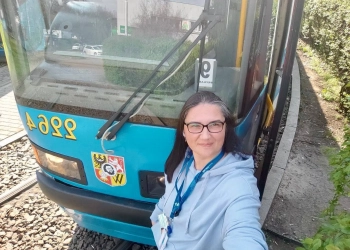 водит трамваи в Польше