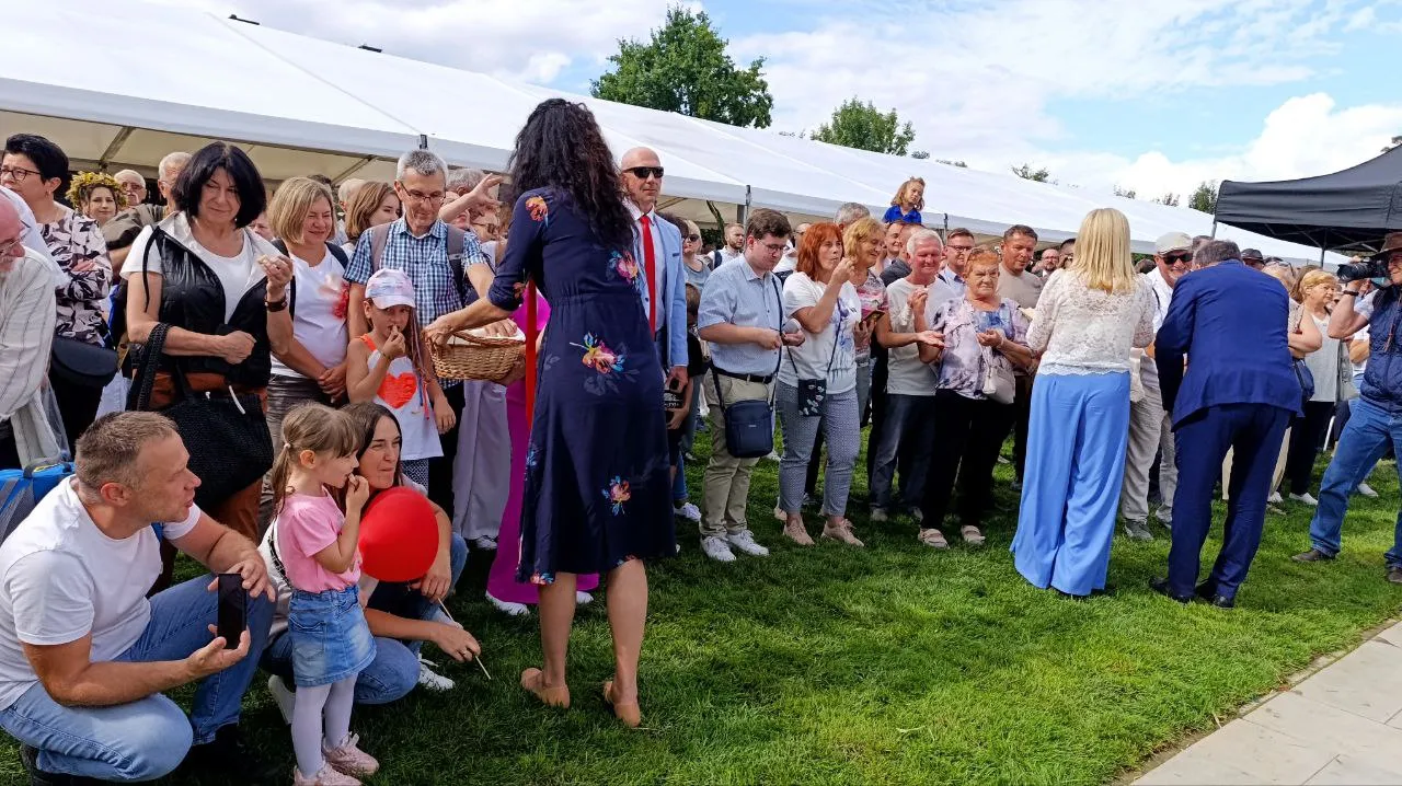 Воевода Анна Жабска раздает хлеб