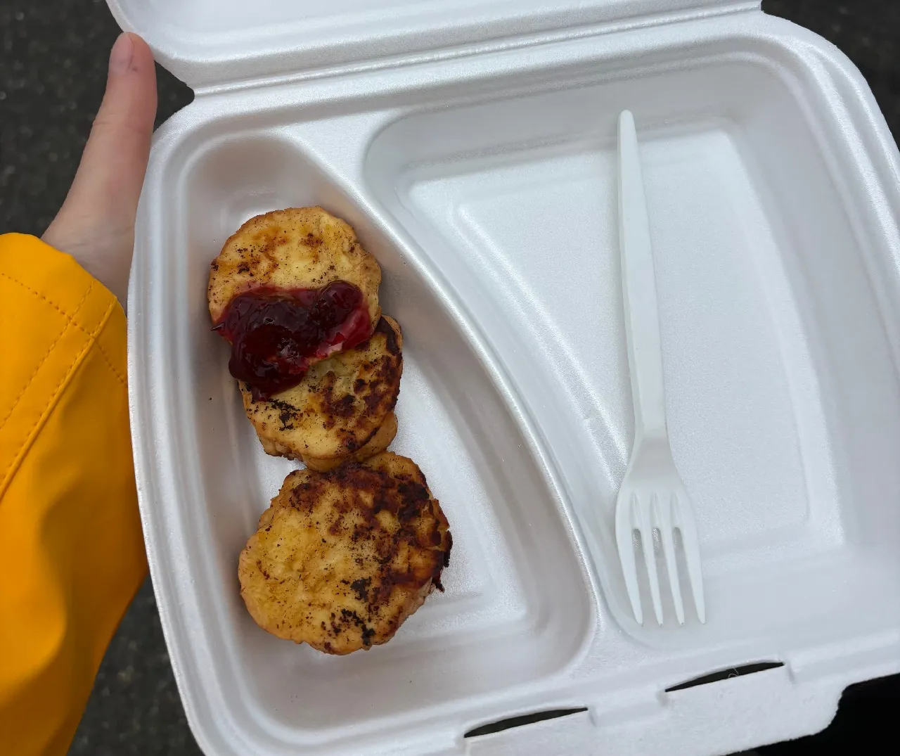 Жареный овечий сыр с вареньем