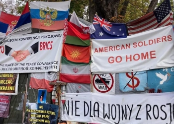 Палатка напротив посольства США