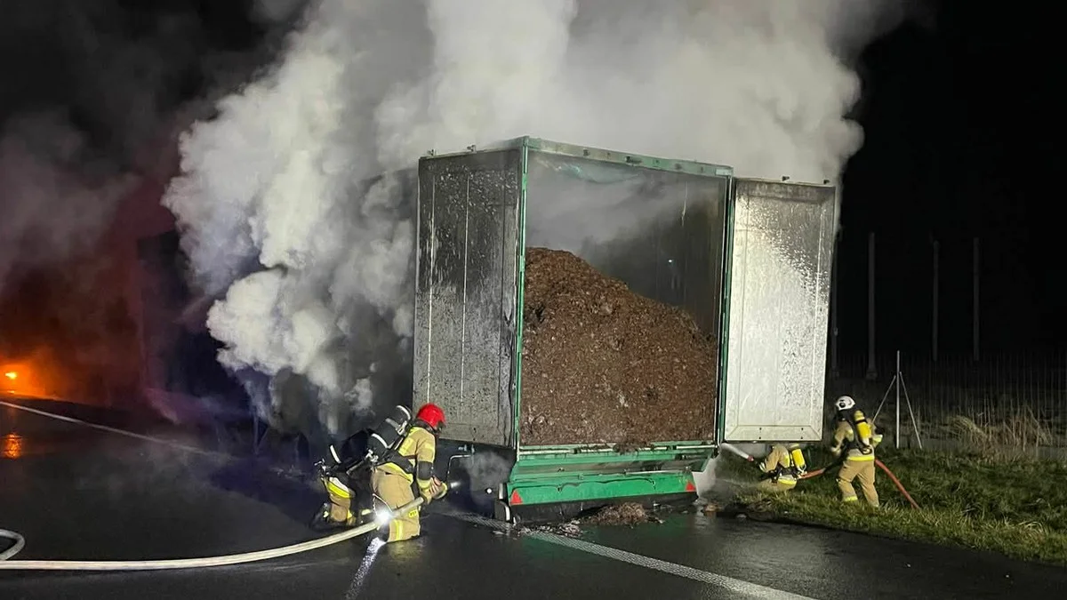 Пожарные тушат прицеп