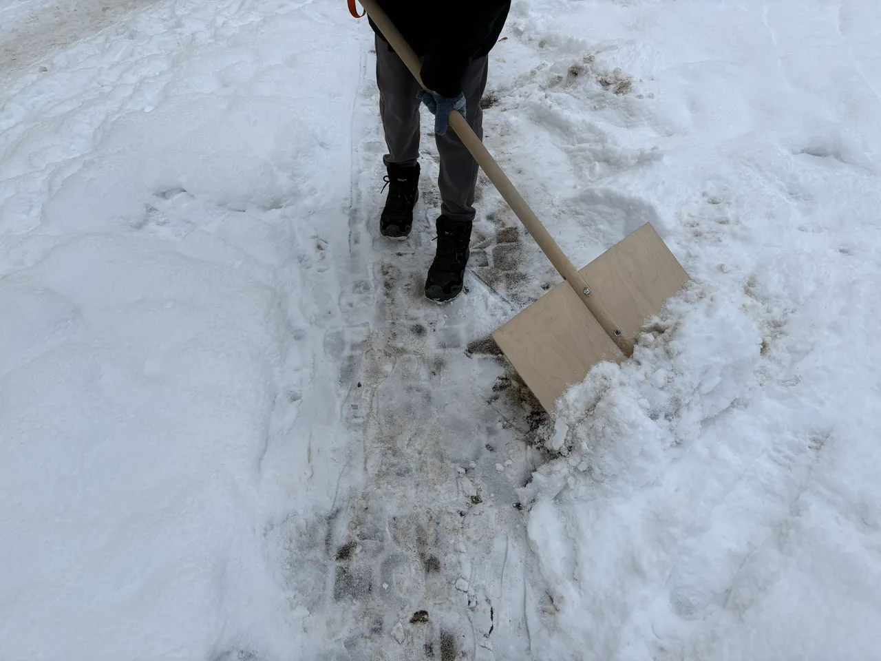 прыбірае снег