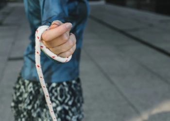 обвинила в домогательствах