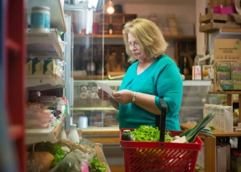 пенсиоенерка в магазине