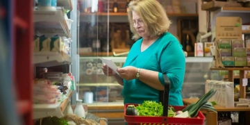 пенсиоенерка в магазине