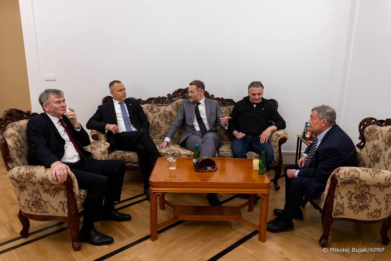 Президент Польши ночью приехал в Конституционный трибунал. При входе произошла потасовка с судьями