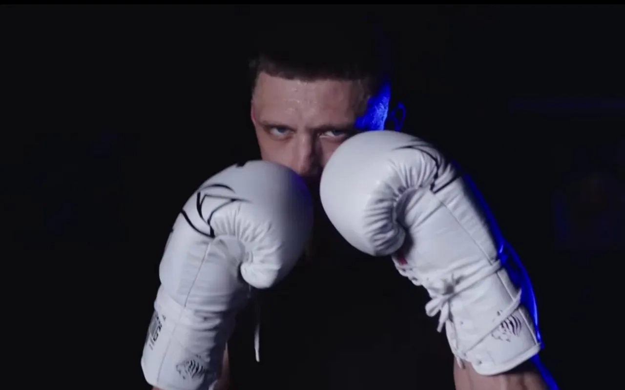 «Приходят с проблемами — уходят с чистой головой». Беларус тренирует боксеров в одном из самых заметных клубов Варшавы