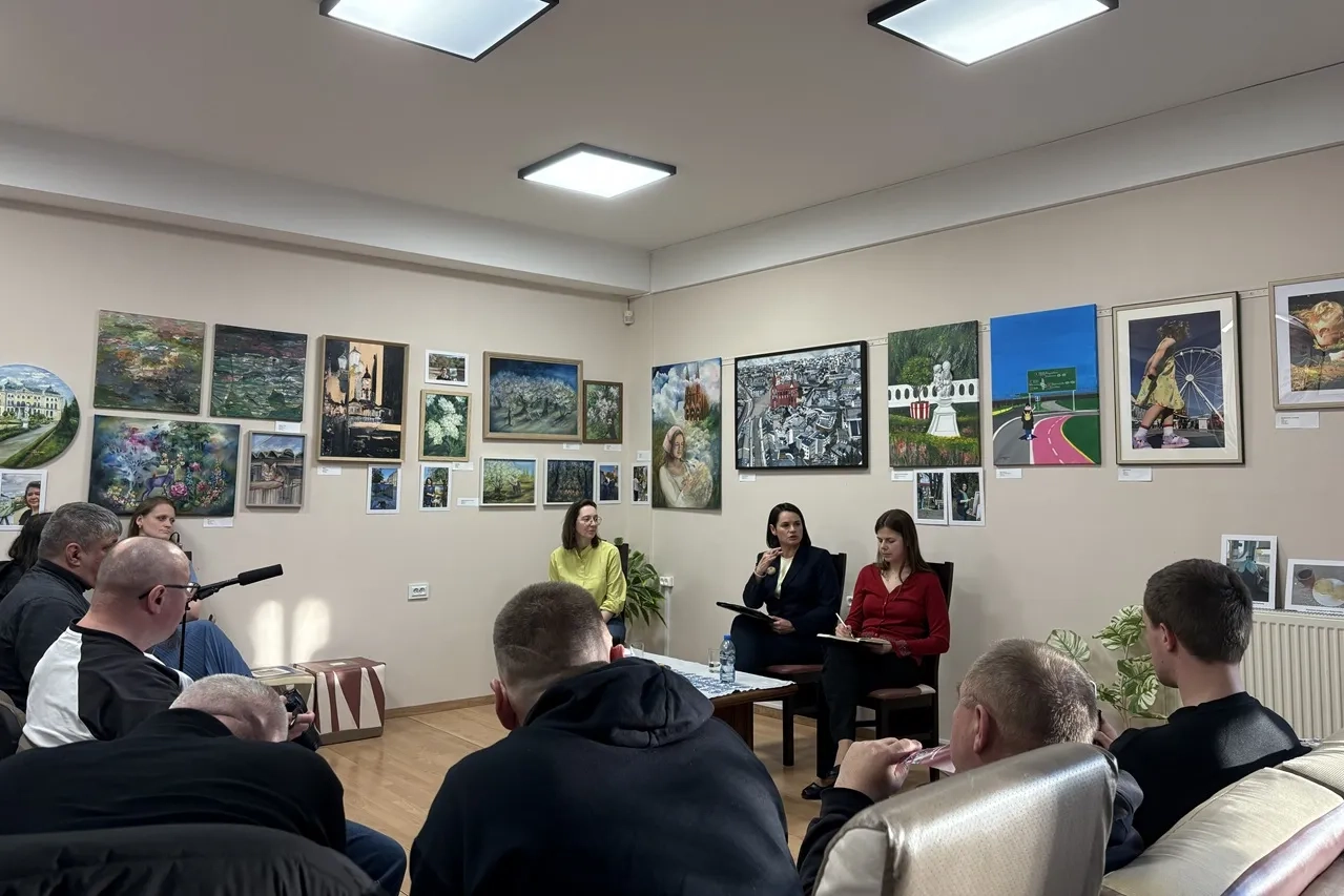 «Прыйшоў сюды паглядзець, як людзі апрануліся». Наведалі сустрэчу Святланы Ціханоўскай з беларускай дыяспарай Беластока