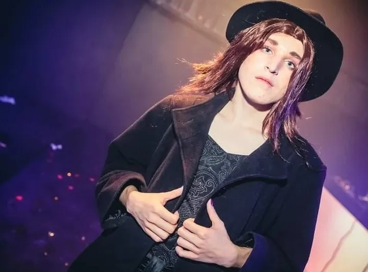 «На меня нападали четыре раза». Беларус перевоплощается в женский образ и выступает в Польше