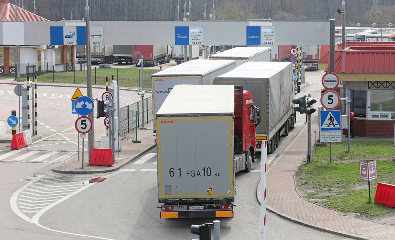 Польша закрывает границу для беларусских и российских грузовиков
