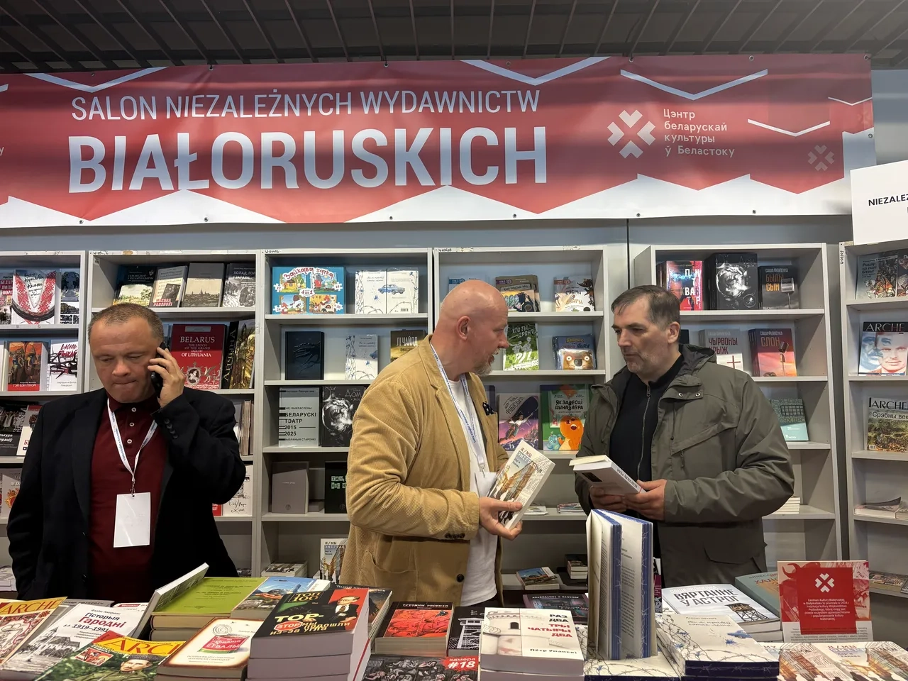 «Нават не зараблю на тым, што прадаю». Схадзілі на кніжны кірмаш у Беластоку, дзе ёсць і беларускі стэнд