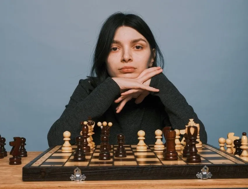 «Комбо я собрала знатное». Беларуска работает в Польше зазывалой в стрип-клубе, выступает со стендапом и учит детей шахматам