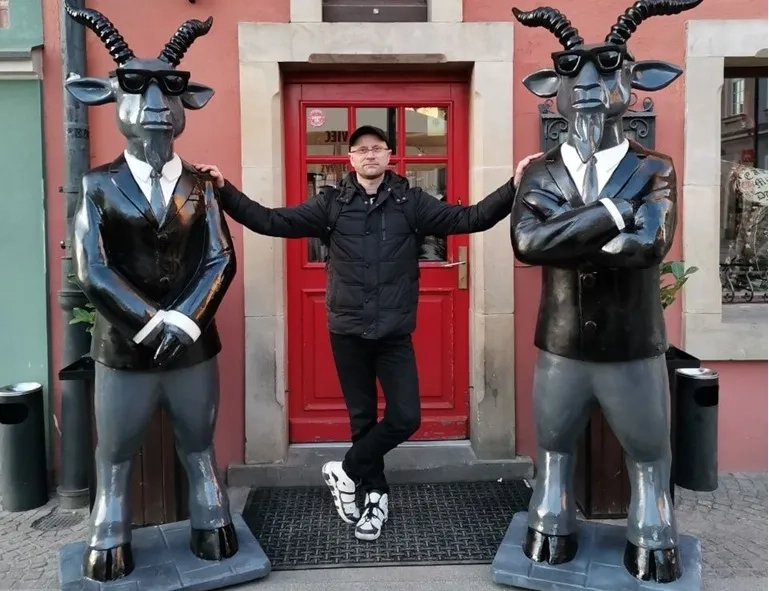 «Фанаты “Леха” выстраивались в очередь». Беларусский дизайнер создает в Познани фигуры козлов — символов города