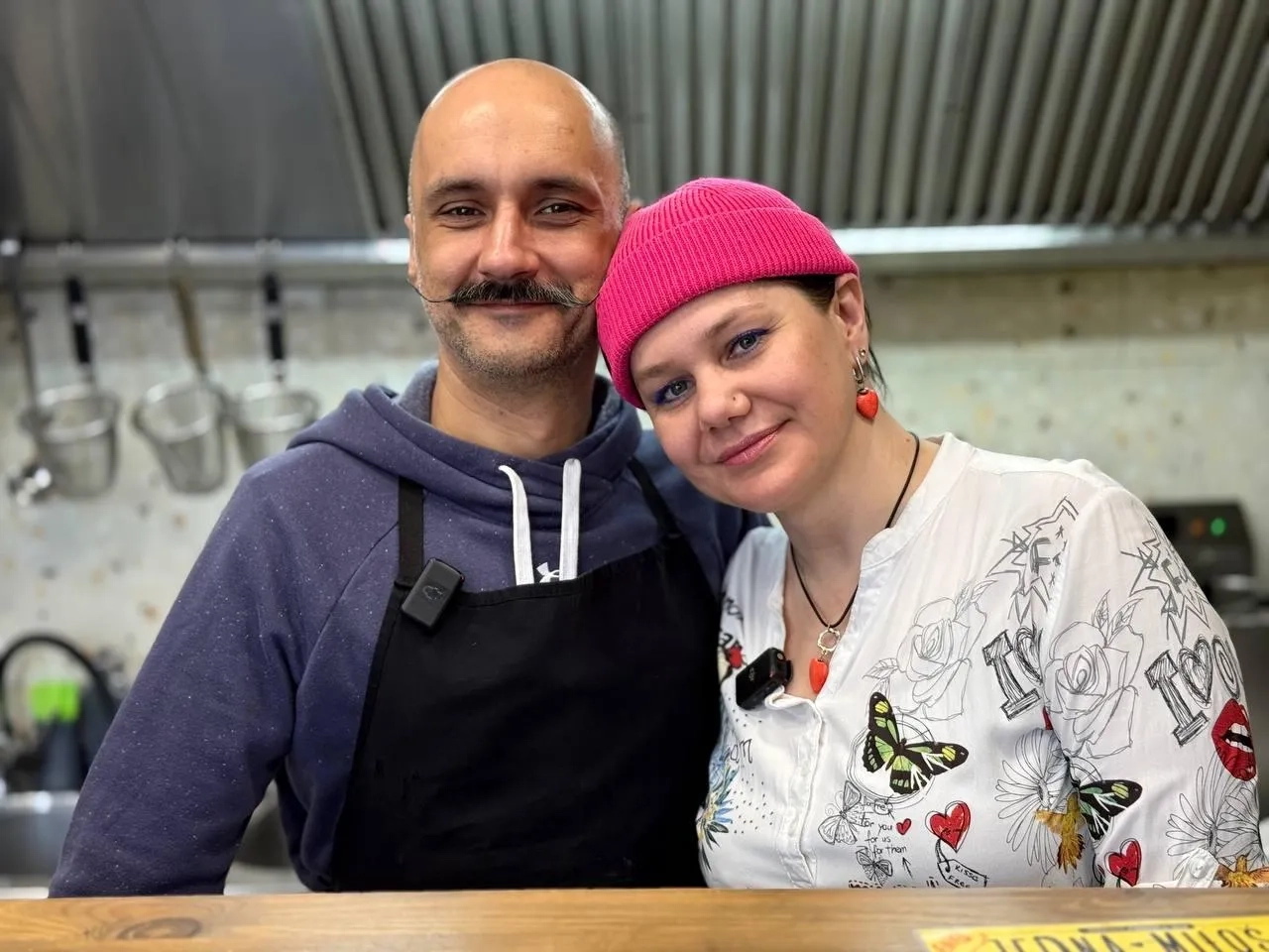 «Лепшыя за ваўкавыскія». Беларус пачынаў ляпіць пельмені дома, а цяпер разам з любімай жанчынай частуе ў Варшаве турыстаў з пяці кантынентаў