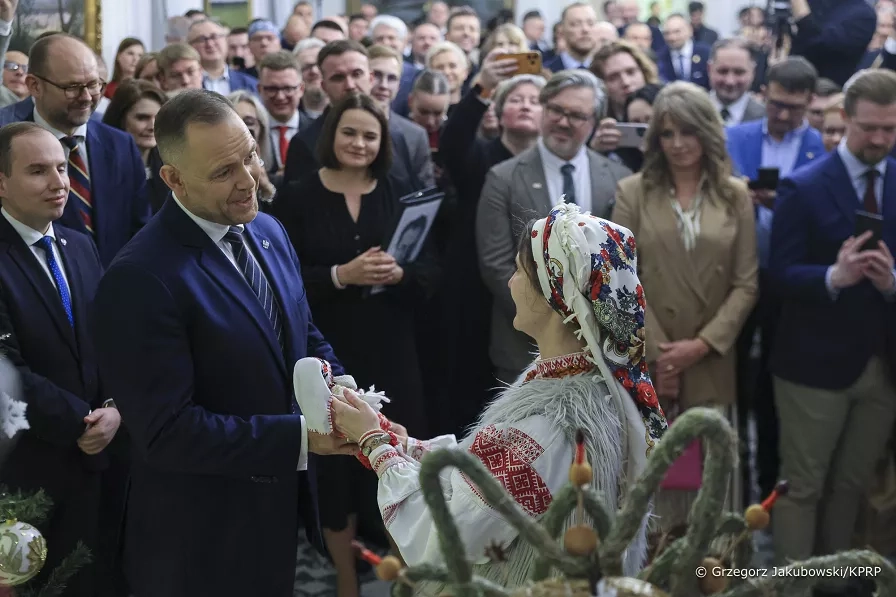 Беларуска создает кукол-мотанок. Одну из них подарили президенту Польши