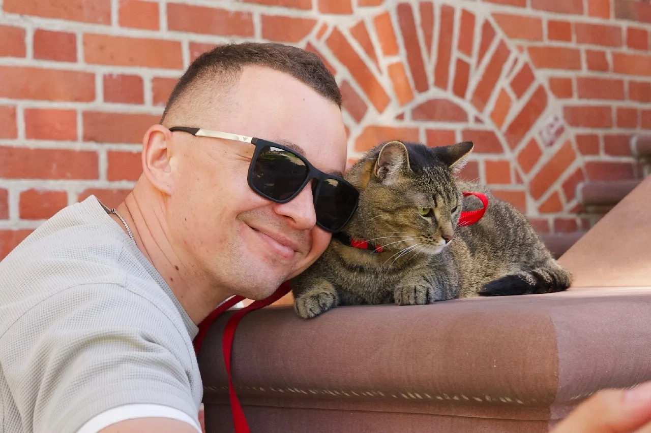 «Варшава напоминает Минск, у которого получилось». Футбольный судья из Беларуси работает в IT и делает свою кошку звездой TikTok