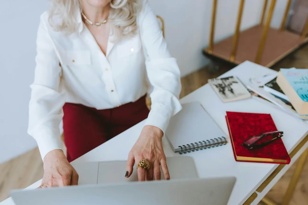 «Возраст — ограничение, но не приговор». 63-летняя беларуска получила два образования в Польше и помогает другим пожилым эмигрантам