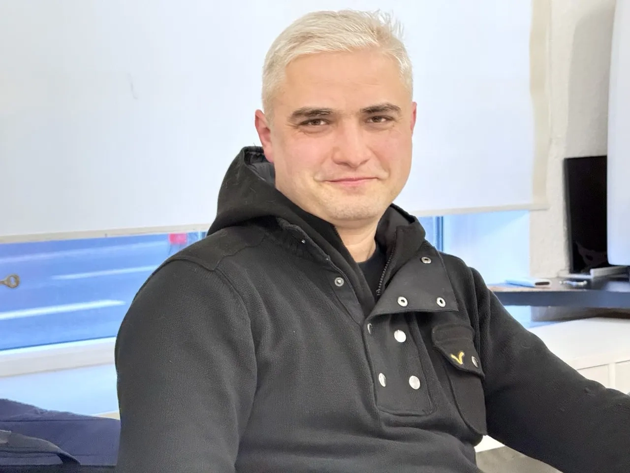 «Меня объявляли сумасшедшим, агентом КГБ». Поговорили с беларусом, который по пять часов в день комментирует новости